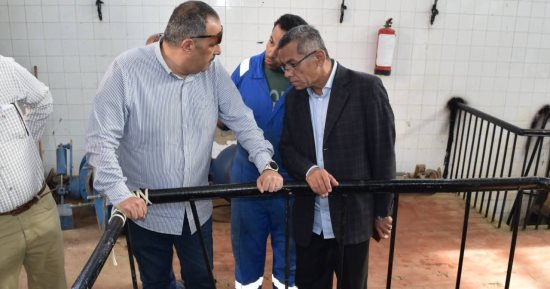 رئيس مياه القناة يجري جولة مفاجئة على المحطات لمتابعة انتظام العمل