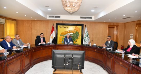 محافظ الفيوم يتابع الموقف التنفيذى لمشروعات القرض الأوروبى