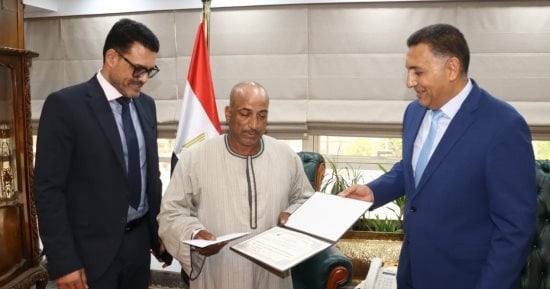 محافظ القليوبية يكرم عاملا احتوى تسريبا محدودا لغاز الكلور بمحطة مياه فى بنها