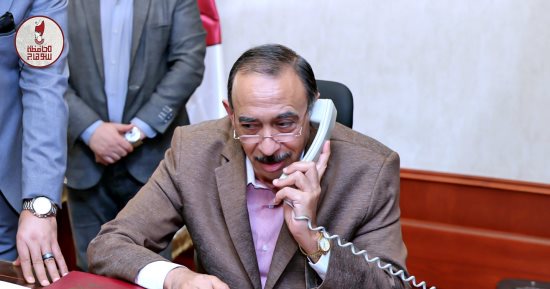 محافظ سوهاج يهنئ الأول على مستوى الشهادة الإعدادية هاتفيًا ويشيد بتفوقه