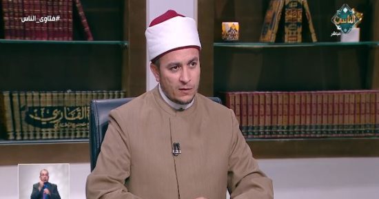 هل يجب إيقاف القرآن عند النوم؟.. أمين الفتوى يجيب