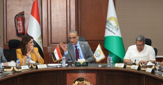 محافظ الجيزة يوجه بتطبيق آلية جمع القمامة من العقارات فى عدد من الأحياء