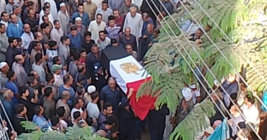الحزن يخيم على قرية شنواى فى المنوفية عقب تشييع جثمان شهيد الواجب حمد عبد الجواد بحريق منشأة ناصر.. والدته: ربنا يرحمك يا ابنى فى الجنة إن شاء الله يا شهيد.. والأسرة تستقبل واجب العزاء عقب الجنازة.. صور