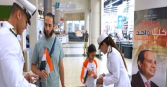 وزارة الداخلية ترسم البسمة على وجوه المواطنين في ذكرى 30 يونيو.. توزيع ورود وهدايا على الأهالي.. رجال الشرطة ينتشرون في الميادين والشوارع ويلتقطون صورا مع الأطفال