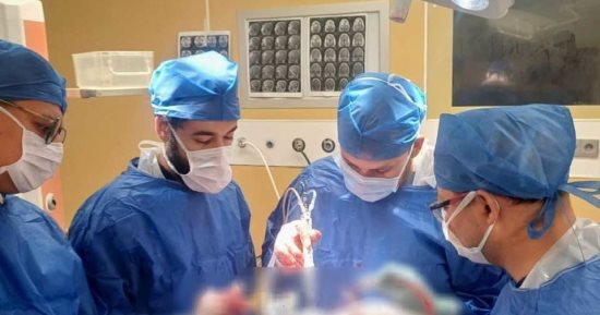 نجاح جراحة دقيقة لاستئصال ورم بالمخ بجهاز كوزا بمجمع الأقصر الطبى.. صور
