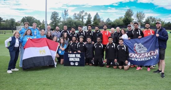 منتخب مصر يهدي جامعة جونزاجا في سبوكين قميص الفراعنة قبل مواجهة أستراليا