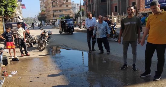 إصلاح عطل مفاجئ بخط مياه شارع الجيش بمنوف