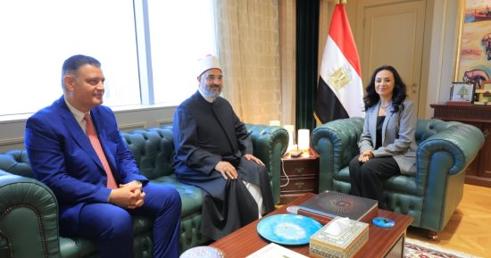 وزيرة التضامن تستعرض الجهود في ملف كفالة الأطفال بنظام الأسر البديلة الكافلة