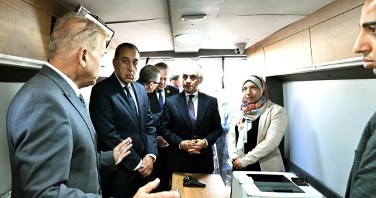 رئيس الوزراء يشهد تسليم 50 مركزًا تكنولوجيًا متنقلًا لوزارة العدل لتطوير خدمات الشهر العقارى والتوثيق.. الدكتور مصطفى مدبولى: الدولة تواصل تنفيذ رؤية متكاملة لتحديث وتطوير الخدمات الحكومية