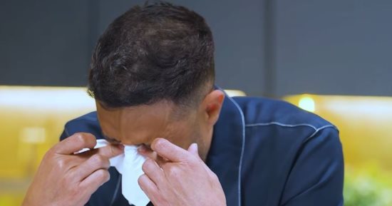 محمد حماقى يبكى على الهواء عند حديثه عن والده: مفتقده دايمًا