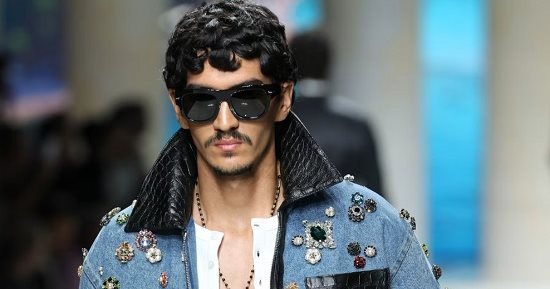 بروشات ضخمة وأوشحة من الريش.. ما الموضة الرجالى لصيف 2027؟