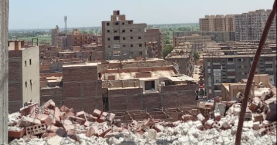 التنمية المحلية تنفذ قرار الإزالة فى عقار أسيوط المائل.. اعرف التفاصيل