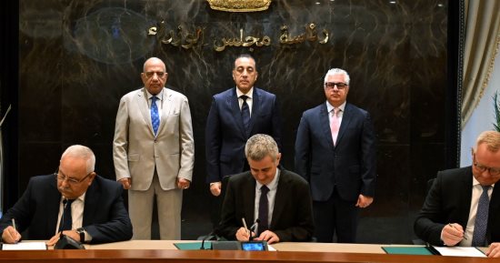 رئيس الوزراء يشهد توقيع عقدين لنقل وتوزيع وشراء الطاقة الكهربائية النظيفة لمشروعات باقتصادية قناة السويس.. مدبولى: الدولة تواصل دعم التحول للطاقة النظيفة وتعزيز تنافسية الموانئ المصرية بالشراكة مع القطاع الخاص