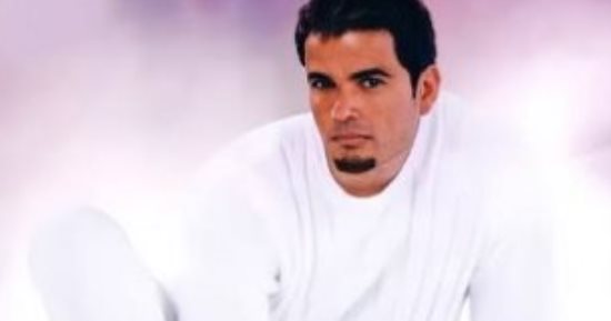 26 عامًا على تملى معاك.. حين ظهر الهضبة بإطلالة بيضاء لا تنسى