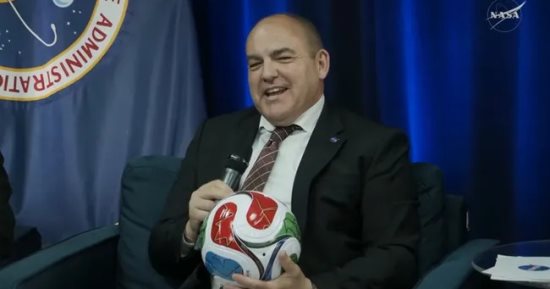 ناسا سترسل كرة قدم إلى القمر إذا فازت الولايات المتحدة بكأس العالم