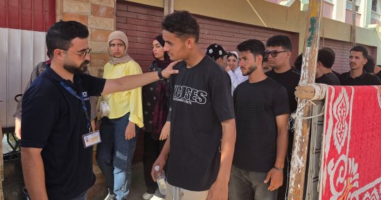 تفتيش الطلاب قبل دخول لجان الكيمياء والجغرافيا بالإسماعيلية.. مباشر
