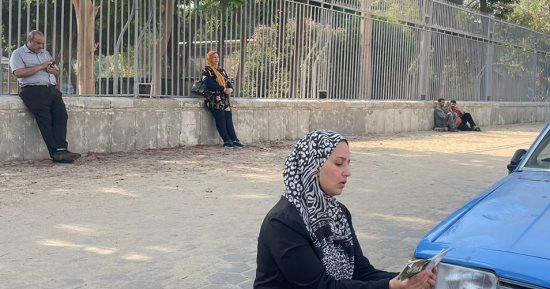حرارة الطقس لم تمنعهن.. الأمهات يفترشن الأرصفة حتى خروج أبنائهن من الامتحان