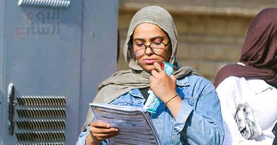 الحزن يسيطر على طلاب العلمى بعد امتحان الكيمياء.. ويؤكدون: الأسئلة صعبة