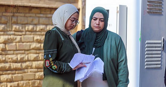 طلاب الثانوية العامة ينهون مراجعاتهم الأخيرة وسط دعم الأمهات أمام اللجان