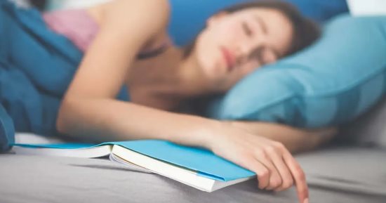 لماذا نشعر بالنعاس أثناء القراءة؟