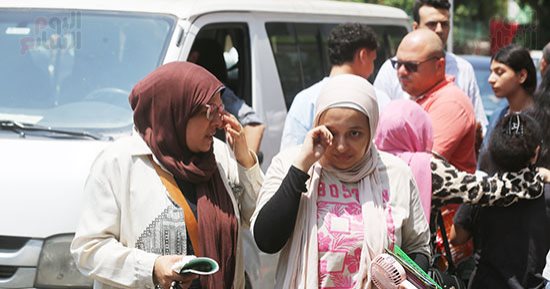 طلاب الثانوية العامة يراجعون الفيزياء والتاريخ قبل دخول اللجان