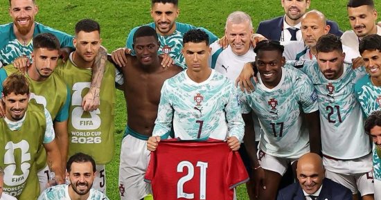 دموع رونالدو وقميص جوتا.. مشهد مؤثر بعد تأهل البرتغال إلى دور الـ16