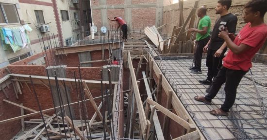 تجاوزت الرسومات الهندسية المعتمدة.. إزالة أعمال بناء مخالفة فى المعهد بحى العجوزة