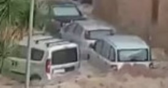 فيضانات عارمة فى صقلية واحتجاز أشخاص داخل سياراتهم.. فيديو