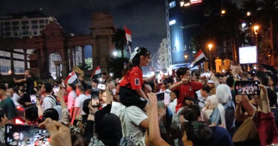 فرحة جماهير الإسكندرية لتأهل المنتخب لدور الـ16.. فيديو