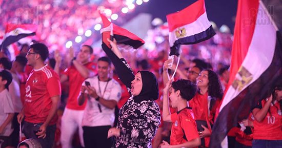 "إكسترا نيوز" تقسم شاشتها لرصد احتفالات الجماهير بتأهل الفراعنة المونديالى