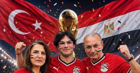 رافعين العلم المصري .. سفير تركيا يرتدي وأسرته تي شيرت المنتخب الوطني بعد الفوز أمام أستراليا