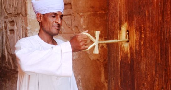 مفتاح الحياة.. أيقونة يحرص السياح على التصوير معها فى معبد أبوسمبل "صور