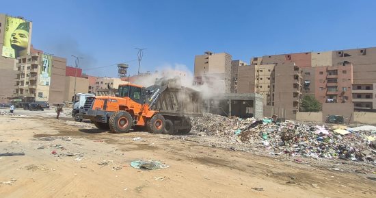 رفع مخلفات الرتش بمنطقة موقف الأتوبيس بحيي العمرانية والطالبية.. صور