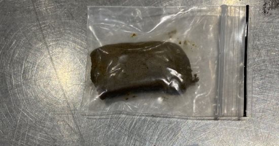 جمارك مطار القاهرة تضبط كمية من مخدر الحشيش وعدد من الأقراص المخدرة