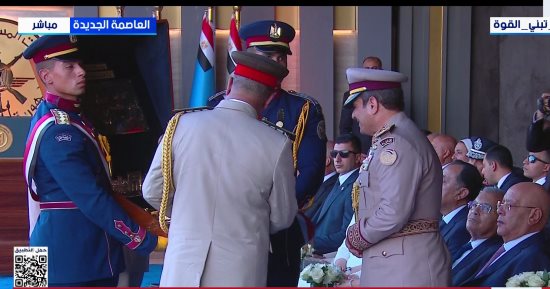 وزير الدفاع يقدم للرئيس السيسى هدية خلال افتتاح مقر القيادة الاستراتيجية