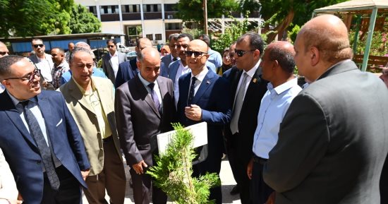 الحديقة النباتية بجامعة أسيوط تضم 180 نوعا وصنفا نباتيا متنوعا ونادرا.. صور