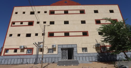 أهالى بنبان يبنون صرحا طبيا بالجهود الذاتية لعلاج مرضى الكلى.. المركز الجديد يخدم القرى النائية غرب النيل بأسوان على مساحة 800 م2.. مزود بـ12 حضانة للأطفال حديثى الولادة وتخصصات طبية مختلفة.. صور