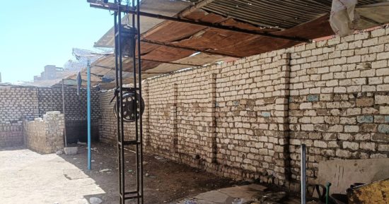 إزالة مخازن فرز وتجميع القمامة المتواجدة بين الكتل السكنية بنجع حمادى فى قنا
