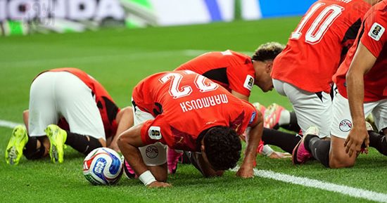 الفراعنة يواصلون كتابة التاريخ بلا هزيمة.. تأهل تاريخى لأول مرة لدور الـ16 بكأس العام.. محمد صلاح جائزة رجل المباراة.. طوفان جماهيرى يدعم الفراعنة أمام أستراليا.. ومواجهة مرتقبة بين مصر والأرجنتين.. فيديو وصور