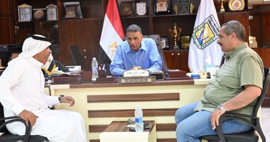 محافظ جنوب سيناء يلتقي مشايخ وعواقل نويبع لبحث مطالب المواطنين