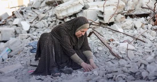 أم تبحث عن أبنائها في قلب الخراب.. رحلة موجعة لسيدة فلسطينية في غزة تنقب تحت الركام عن رفات فلذات كبدها الأربعة غيبتهم الحرب بعد تدمير منزل الأسرة.. أم عطا تنادي أولادها بأسمائهم كأنهم ما زالوا قريبين منها