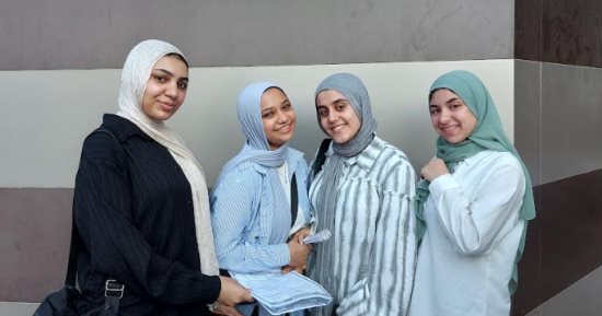 قطار الثانوية العامة يصل محطة اللغة الأجنبية الأولى.. الطلاب يتمسكون بالمراجعة حتى آخر لحظة.. تفتيش دقيق وتشديدات على منع الهواتف المحمولة.. والأمهات يبدأن رحلة انتظار الأبناء أمام اللجان بالدعوات والترقب.. صور