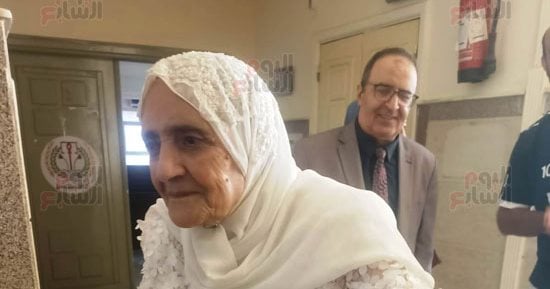 باحثة عمرها 83 سنة تناقش رسالة الدكتوراة بجامعة المنصورة بعد قليل