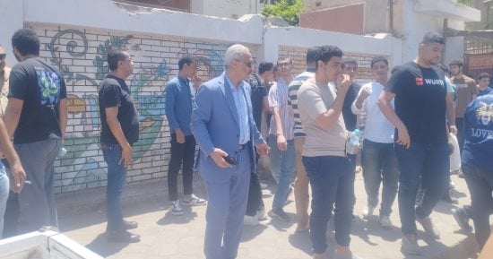 لحظة خروج طلاب الثانوية العامة بالمنيا بعد أداء امتحان اللغة الأجنبية الأولى.. فيديو