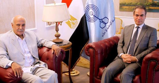 الشاعر الكبير جمال بخيت يهدى ماسبيرو نسخة من حلقات أشعاره للبث التليفزيونى