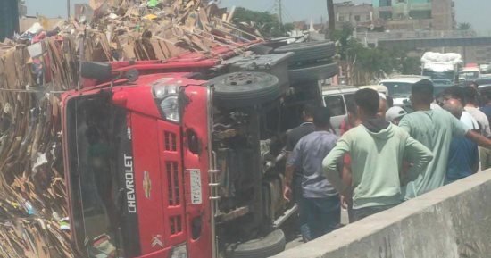 إصابة 10 أشخاص إثر انقلاب سيارة تقل عمالا على طريق جمصة الدولى