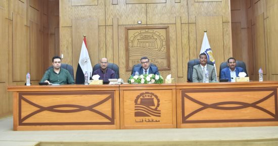 محافظ قنا: عدم دفع مبالغ مالية لأي شخص نظير تسهيل عملية البناء المخالف