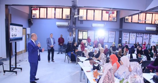 جامعة سوهاج تكرم أولى خريجات معسكر «فتيات الأرض»