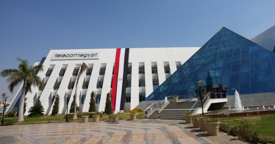 المصرية للاتصالات ترفع علم مصر على مقاراتها احتفالا بإنجاز المنتخب بالمونديال