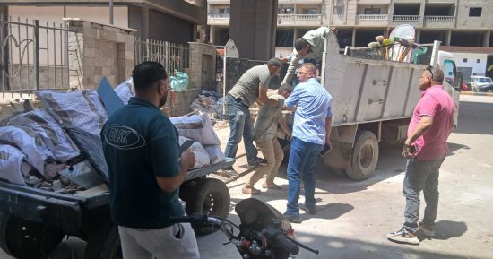 ضبط عربة كارو أثناء إلقاء مخلفات الرتش بشارع ترعة المريوطية بالهرم.. صور